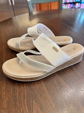 BZees Womens 10W Bora Bright Wedge Sandals White Stretch Rhinestones
